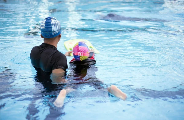 Patio Trasero Actividad Autobús Natación Piscina — Foto de Stock