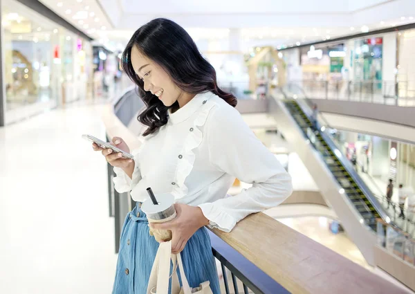 Asiatico Adolescente Sorriso Con Cellulare Auricolare Caffè Moderno Commercio Digital — Foto Stock