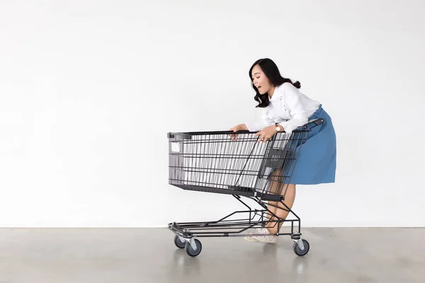 Felice Signora Asiatica Azione Shopping Con Carrello Della Spesa Sfondo — Foto Stock