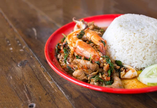 Albahaca Frita Con Mezcla Carne Cerdo Camarones Pollo Comida Tailandesa — Foto de Stock