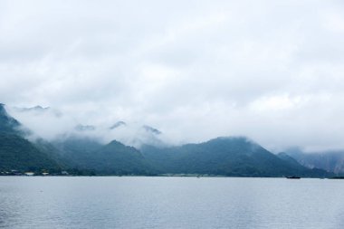 güzel manzara cloundy sabah göl Dağı'nda