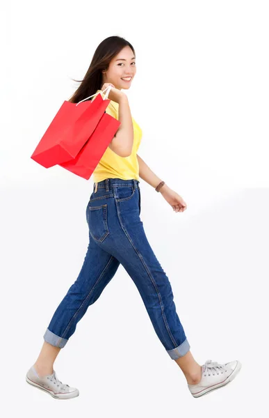 Asiatico Adolescente Tenere Shoppping Borsa Camminare Azione Bianco Isolare Sfondo — Foto Stock