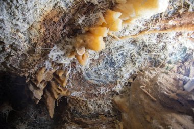 Sarkıt ve dikitler Tayland dağ mağarada undergroound taş. Güzellik doğa kavram.