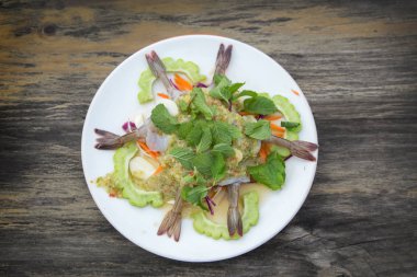 çiğ karides deniz ürünleri biber sosu ve nane yaprağı ve bitki ile hizmet vermektedir. Bir ünlü Tayland Gıda çağrı 