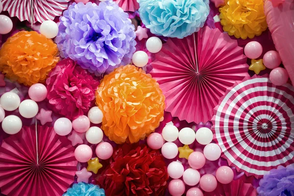 カラフルなピンクのトーン装飾パーティー Wih 紙とボールが祝われた背景パーティ — ストック写真