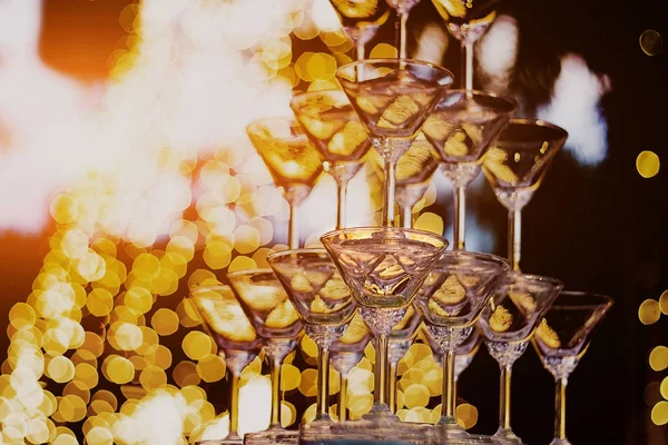 Закрыть Шампанское Столе Ночной Вечеринке Скопировать Пространство Справа — стоковое фото