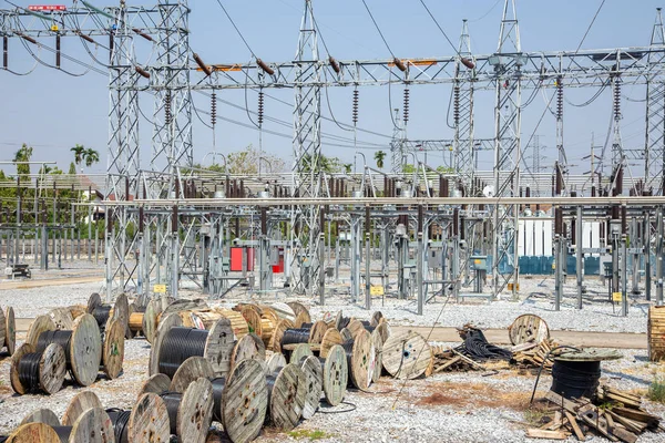 Línea de cable eléctrico en la estación eléctrica —  Fotos de Stock