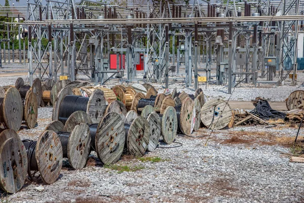 Línea de cable eléctrico en la estación eléctrica —  Fotos de Stock