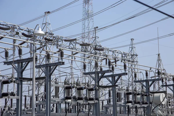 Línea de cable eléctrico en la estación eléctrica —  Fotos de Stock