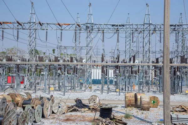 Línea de cable eléctrico en la estación eléctrica —  Fotos de Stock