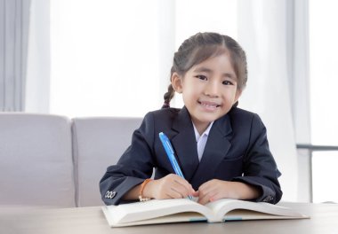 Asyalı çocuk zor öğrenme ve metin kitap işaretiyle