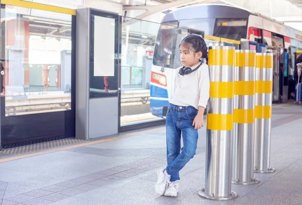 Porträtt asiatiska barn porträtt bokföring på himlen tåg i kapital urba — Stockfoto
