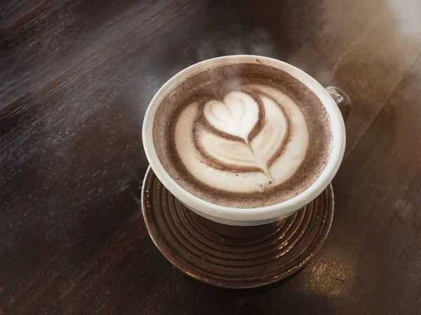 Amor café quente com fumaça por arte latte em uma xícara — Fotografia de Stock