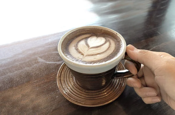 Amor café caliente con humo por arte latte en una taza — Foto de Stock