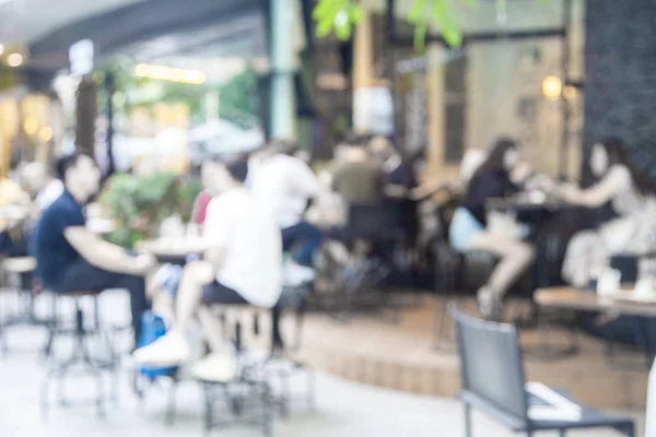 Resturant zewnątrz niewyraźne ludzi na ulicy — Zdjęcie stockowe