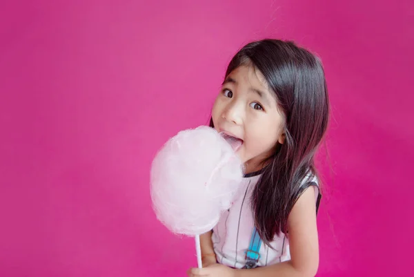 Bonito asiático tailandês menina comer açúcar algodão — Fotografia de Stock