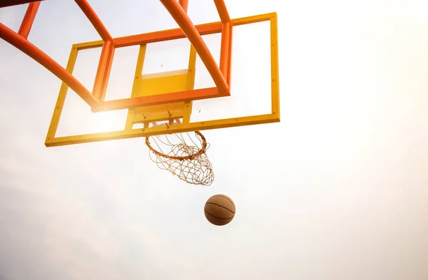 Juego de baloncesto desde la vista inferior con concepto de competencia — Foto de Stock