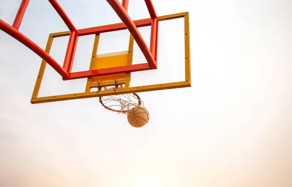 Juego de baloncesto desde la vista inferior con concepto de competencia — Foto de Stock