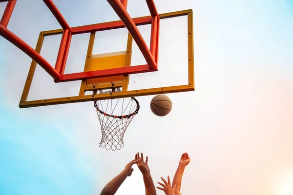 Tiro pelota jugar baloncesto juego al aire libre corte — Foto de Stock