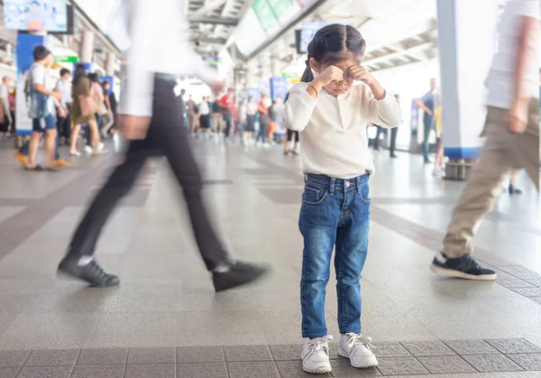 Kid crying to lost parent on sky train station. — Stock Photo, Image