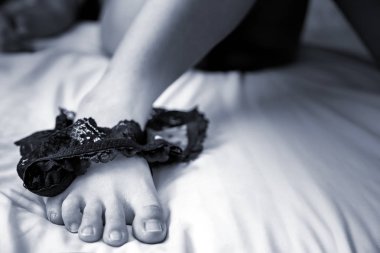 bacak üzerinde seksi bağcıklı desen underware