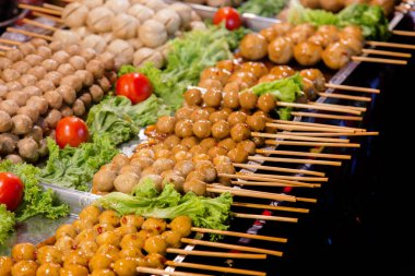 gece sokak pazarında sos ile kızarmış balık topu