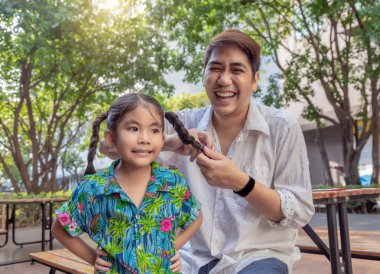 üvey baba kavramı baba aşk daugther pigtail yapmak