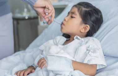 Doktor hosital klinik odasında çocuk su ilacı iyileşmek.