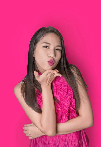 Rosa asiatische Dame Modell Kuss auf Hand Aktion — Stockfoto