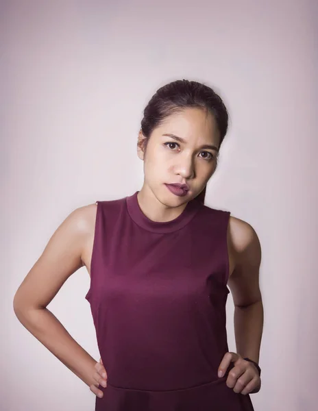 Vertrauen asiatisch dame aussehen kamera aktion auf studio schuss — Stockfoto