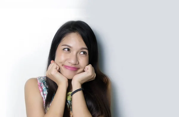 Roztomilá Asijská dáma úsměv s růžovou rtěnky na studiovém záběru. — Stock fotografie