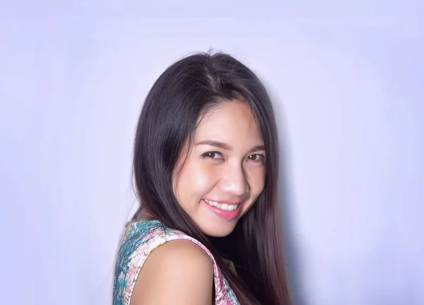 Süße asiatische Dame Lächeln mit rosa Lippenstift auf studio shot. — Stockfoto