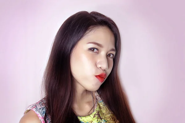 Süße asiatische Dame Lächeln mit rosa Lippenstift auf studio shot. — Stockfoto