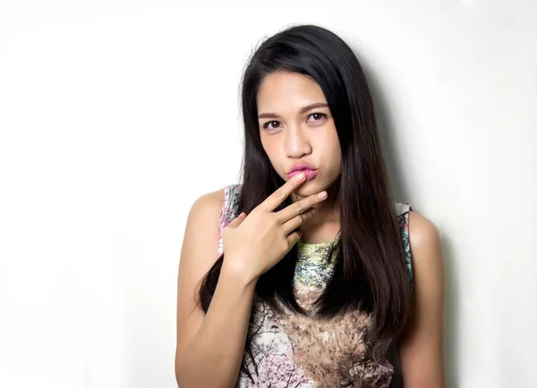 Lindo asiático señora sonrisa con rosa lápiz labial en estudio disparo . —  Fotos de Stock