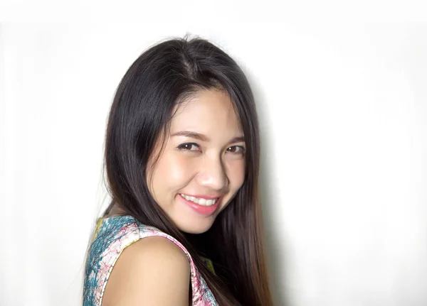 Lindo asiático señora sonrisa con rosa lápiz labial en estudio disparo . — Foto de Stock