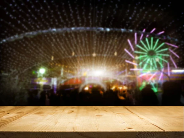 Mesa de madera borrosa noche luz concierto fiesta tiempo — Foto de Stock
