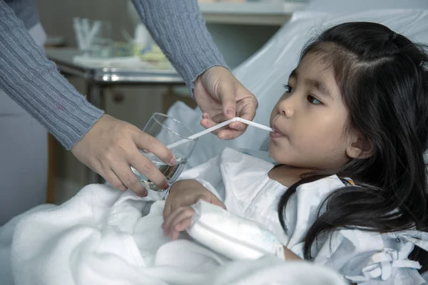 çocuk hasta içmek su hastane yatağı iyileşmek. 