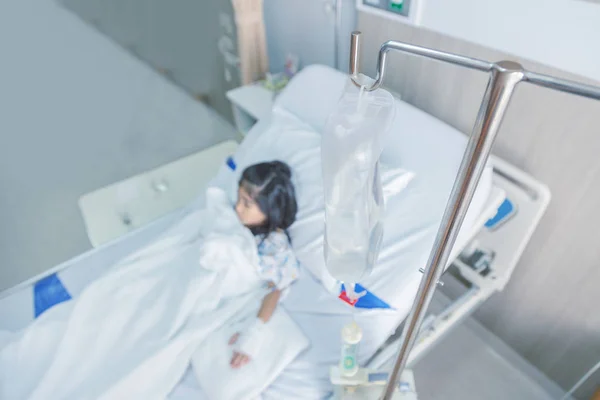 Clínica curar criança Fluidos intravenosos para o sangue — Fotografia de Stock