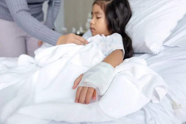 Gyógyítani influenza A vírus vagy a H1N1 influenza-ázsiai gyerek a kórházi ágyon. — Stock Fotó