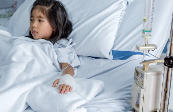 Gyógyítani influenza A vírus vagy a H1N1 influenza-ázsiai gyerek a kórházi ágyon. — Stock Fotó