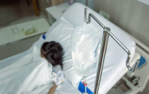 Clínica curar criança Fluidos intravenosos para a veia sanguínea na sala hosital — Fotografia de Stock