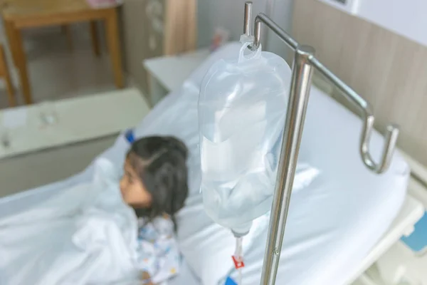 Klinika gyógyítani gyerek folyadékok intravénás vér véna a hosital szobában — Stock Fotó