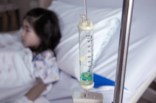 Клиника лечит ребенка Жидкости внутривенно в вену крови в враждебной комнате — стоковое фото