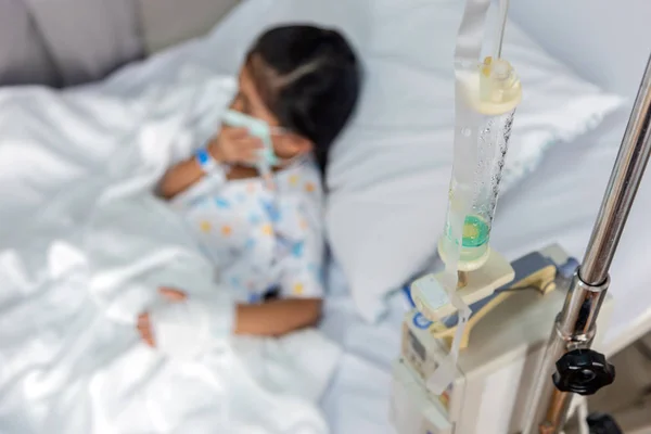 Kliniek genezen kind vloeistoffen intraveneus naar bloed ader in hosital kamer — Stockfoto