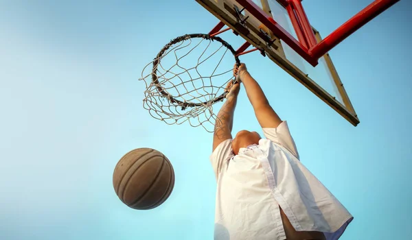 Slam dunk baloncesto en el cielo — Foto de Stock
