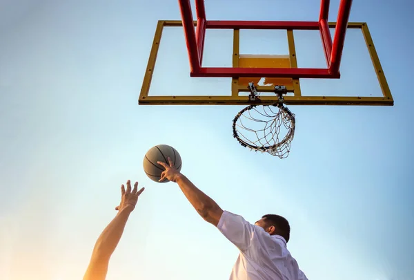 Блок-экшн в баскетболе — стоковое фото