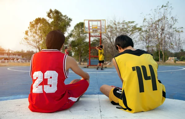 Vänskap basket sportspel spela utomhus domstol — Stockfoto