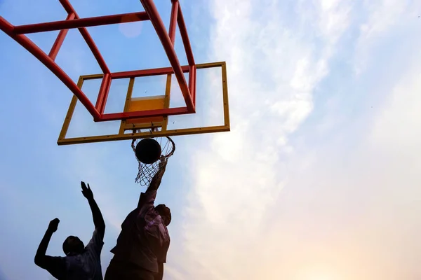 Баскетбольная игра снизу с концепцией соревнований — стоковое фото