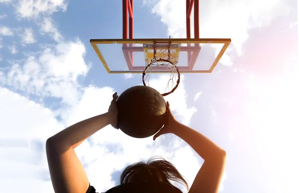 Juego de baloncesto desde la vista inferior con concepto de competencia a — Foto de Stock