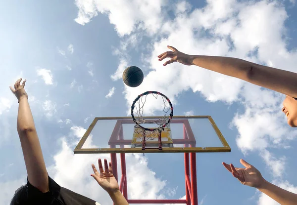Баскетбольная игра с видом снизу с концепцией соревнований до — стоковое фото